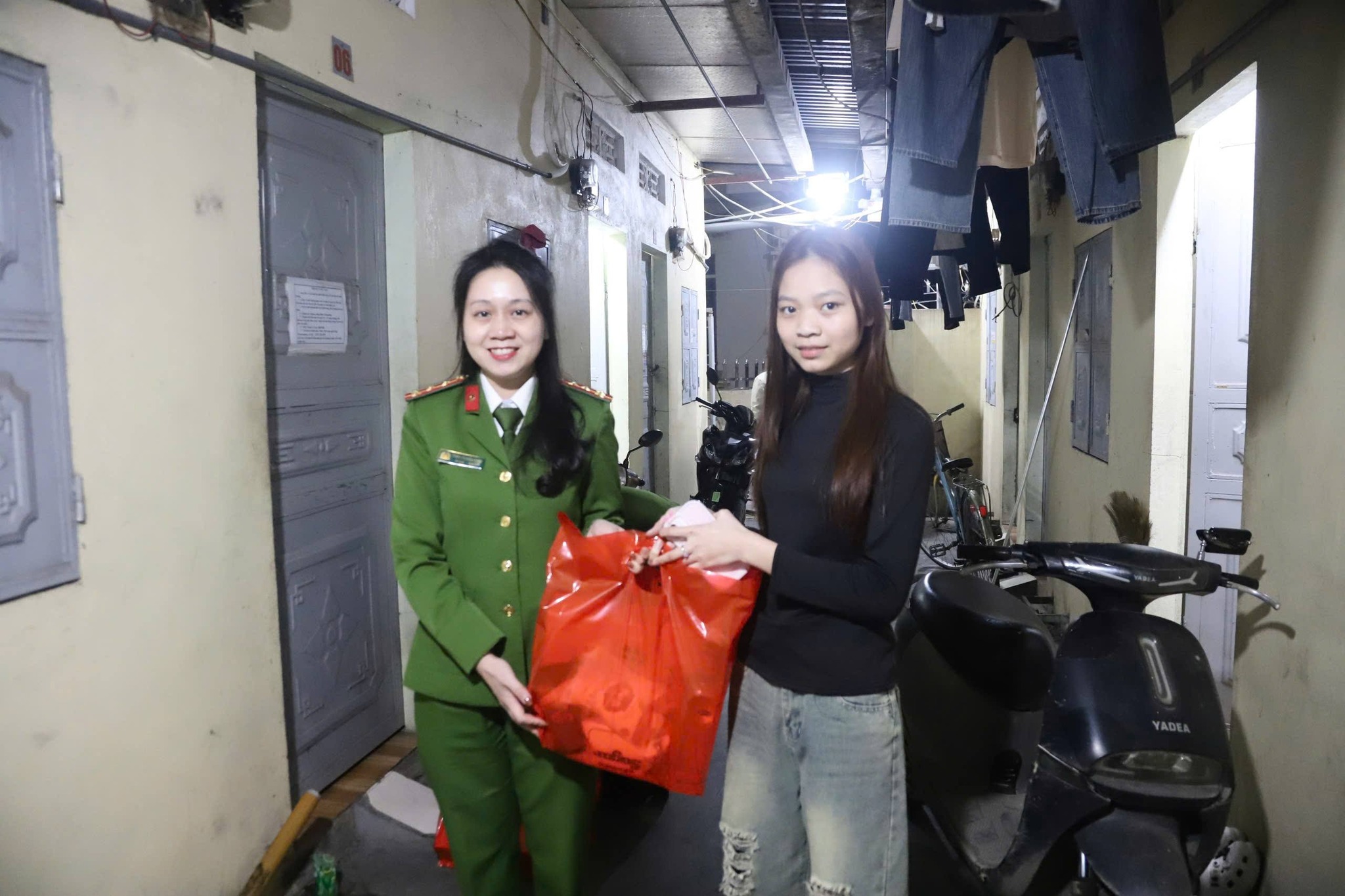 Công an phường Hưng Đạo trao quà Tết cho 43 công nhân thuê trọ, lan tỏa mùa xuân ấm áp nghĩa tình